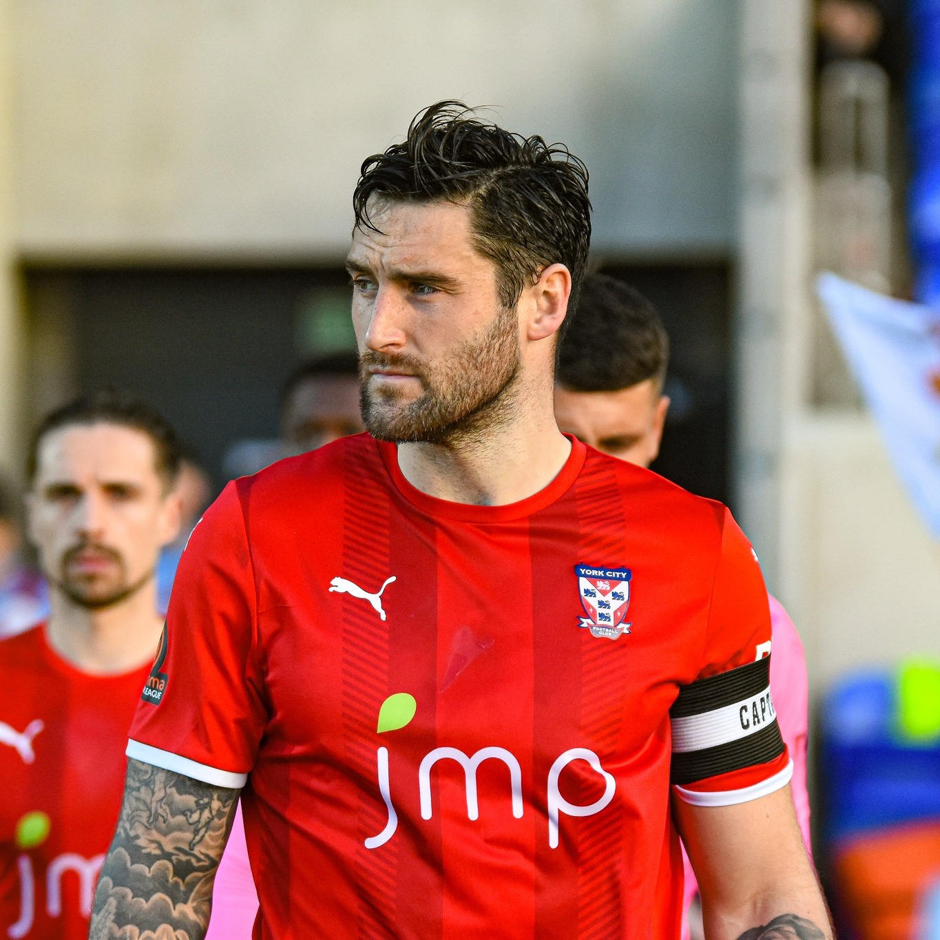Brown signs for the Bucks